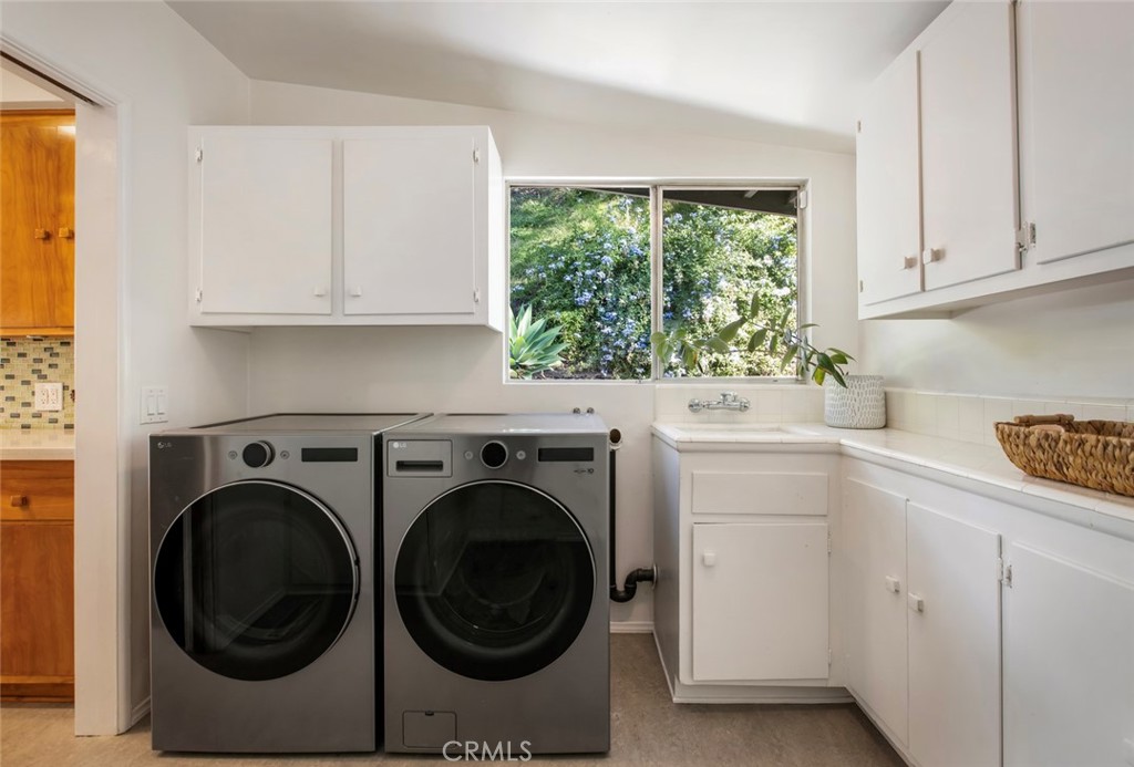 2820 East Chevy Chase Drive Glendale, CA 91206 - Photo 42 of 55 Laundry room
