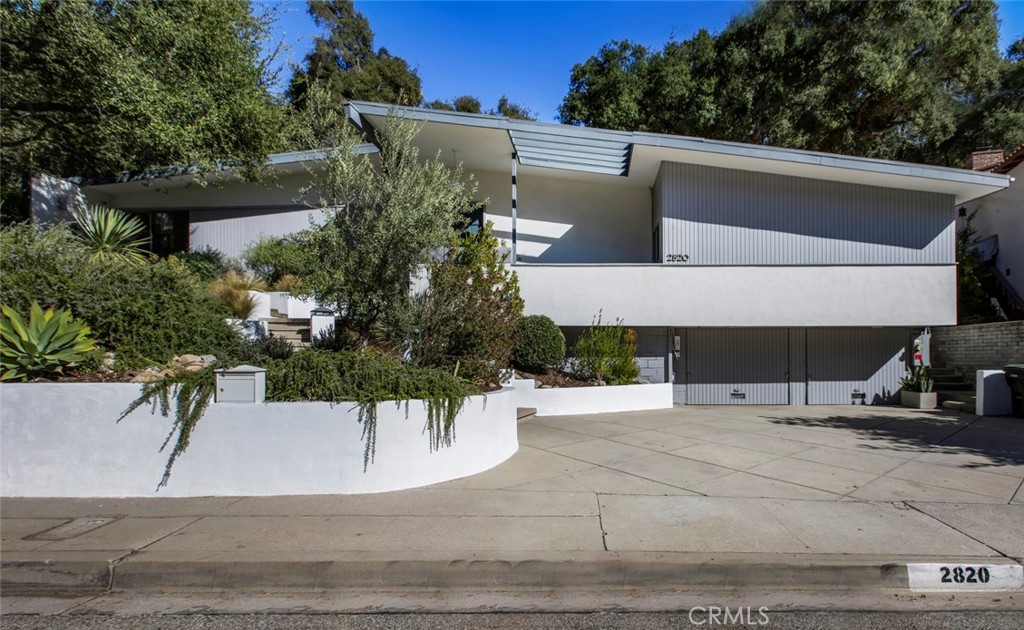 2820 East Chevy Chase Drive Glendale, CA 91206 - Photo 5 of 55 a view of a back yard