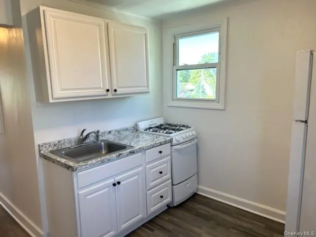 $1,900 | 578 South 15th Street, Unit 2, Lindenhurst, NY 11757