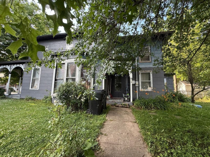 a view of a back yard of the house