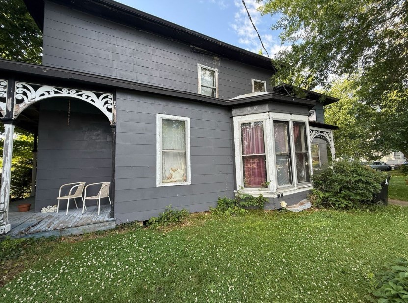 121 South Elm Street Washington, IL 61571 - Photo 3 of 5 a front view of a house with garden