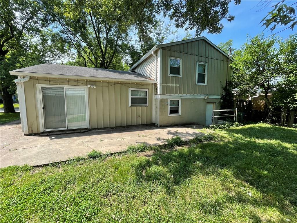 8122 Barry Road Indianapolis, IN 46219 - Photo 3 of 9 Gallery Image 3
