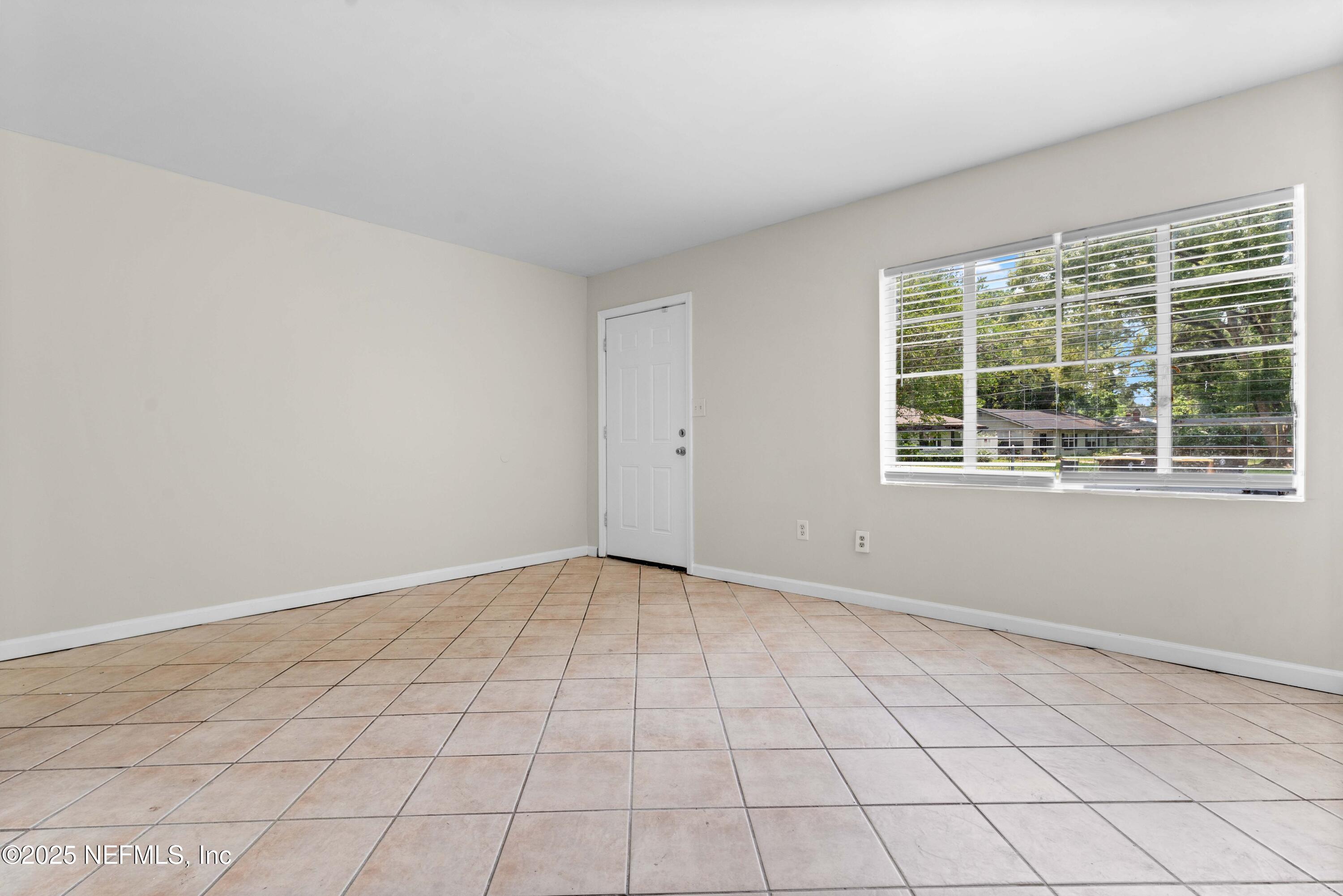 602 Luna Court Jacksonville, FL 32205 - Photo 4 of 16 an empty room with windows
