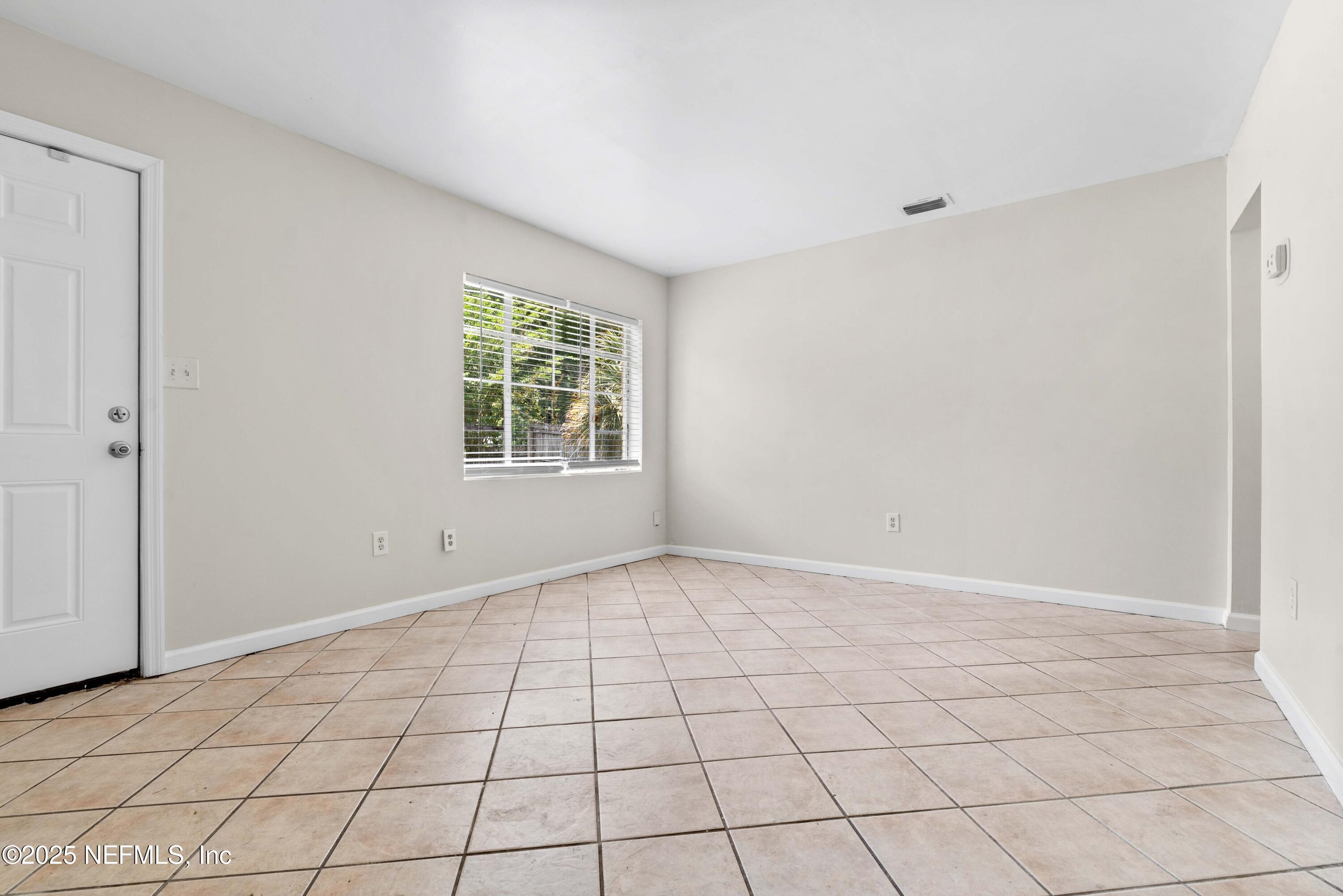 602 Luna Court Jacksonville, FL 32205 - Photo 7 of 16 a view of an empty room and window