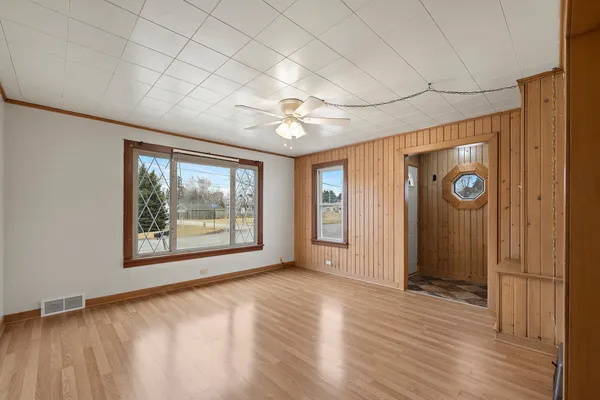 $1,450 | 25 East Chestnut Avenue, Unit 1, Cortland, IL 60112