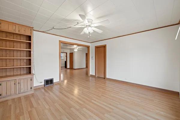 $1,450 | 25 East Chestnut Avenue, Unit 1, Cortland, IL 60112