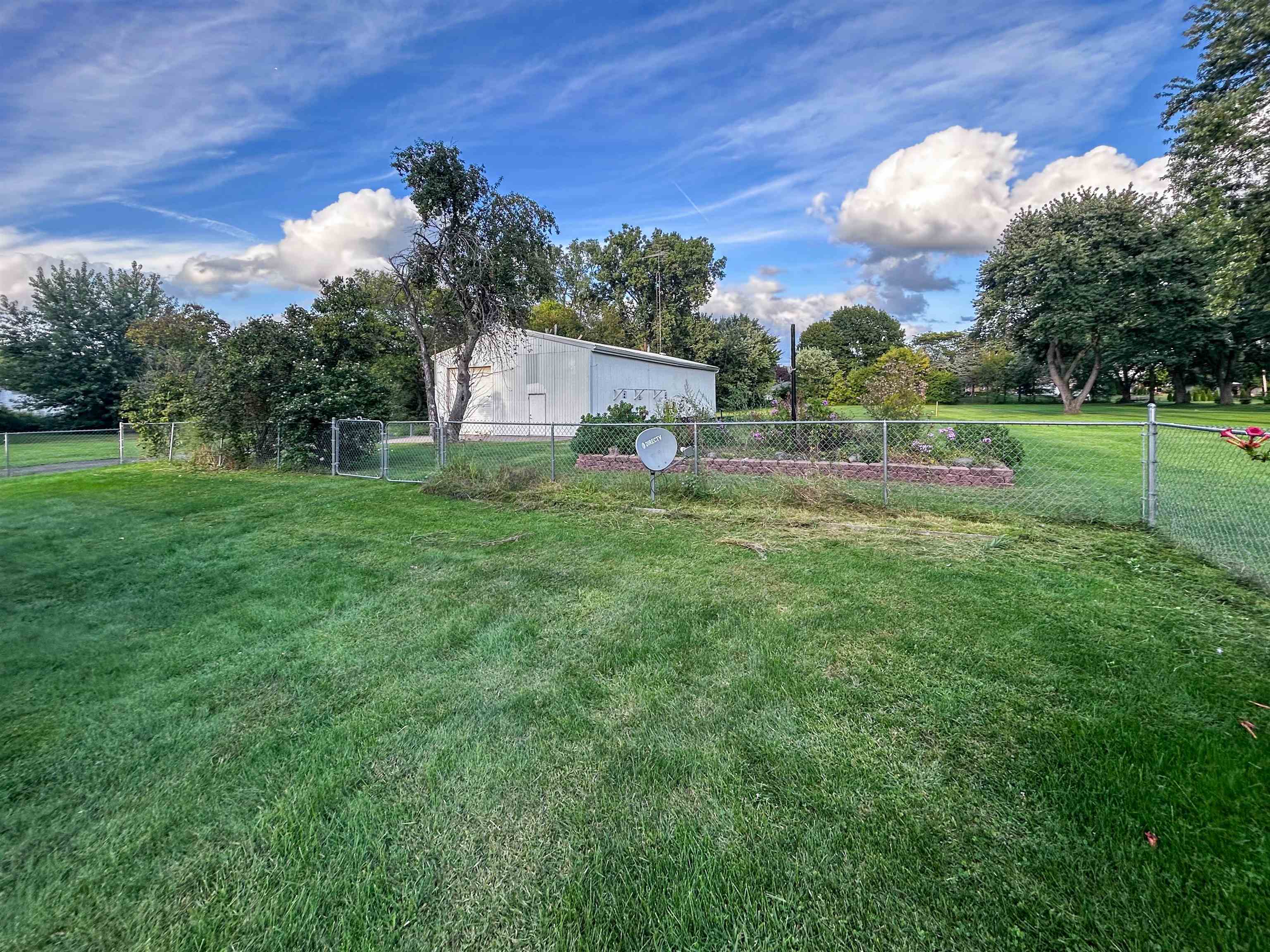 6459 Fenton Road Flint, MI 48507 - Photo 7 of 33 50187429-63c0e6e7-91a6-45ac-ac01-b95d64f54b57.JPG