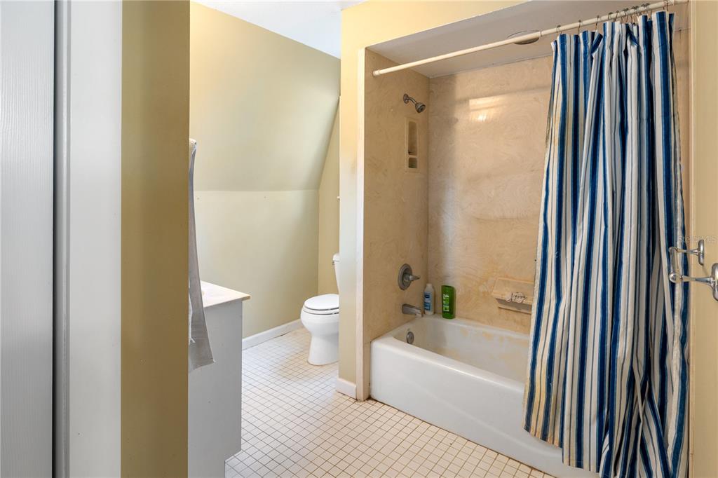 993 Cr 722 Webster Webster, FL 33597 - Photo 31 of 96 a bathroom with a bathtub and a shower