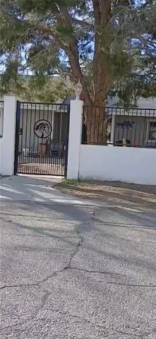 a view of entryway in front of house