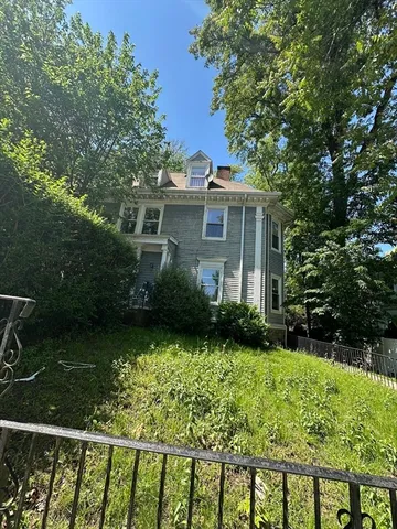 a view of a house with backyard and garden