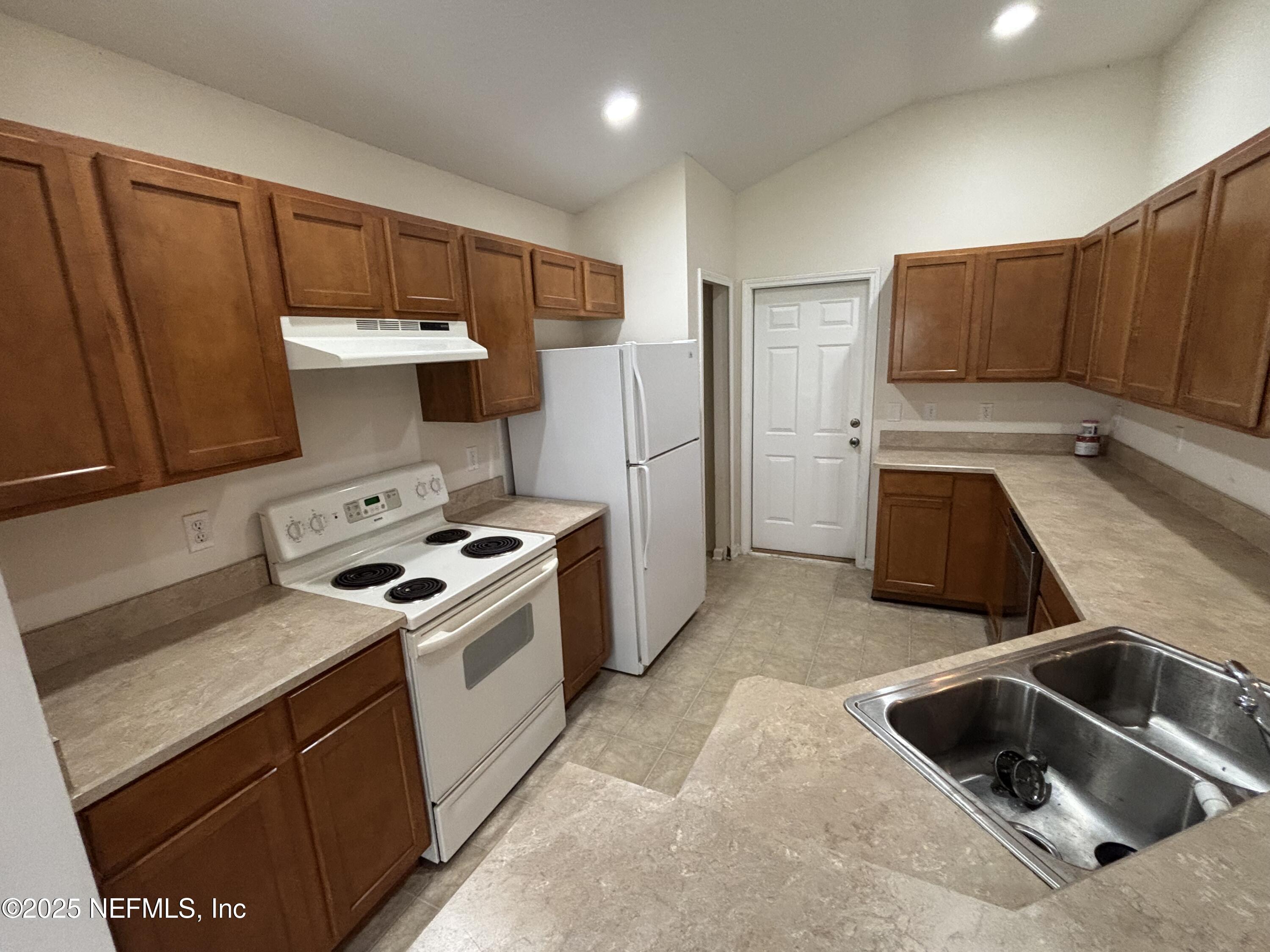 817 Oak Arbor Circle St. Augustine, FL 32084 - Photo 8 of 19 a kitchen that has a sink and a stove