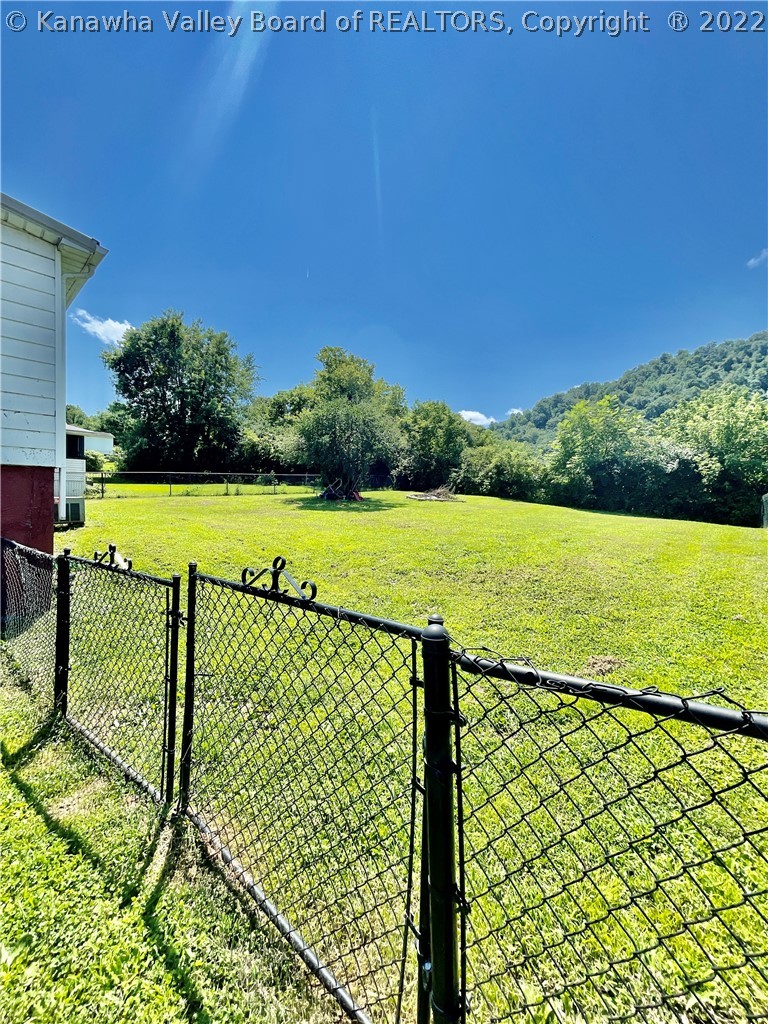 320 Old County Road Racine, WV 25165 - Photo 4 of 22 Gallery Image 4