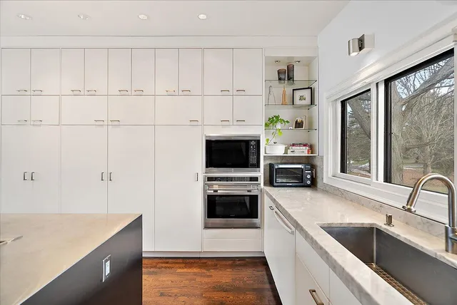 $2,195,000 | 437 Graafschap Road, Holland, MI 49423