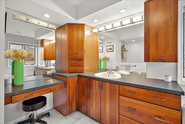 $2,195,000 | 437 Graafschap Road, Holland, MI 49423