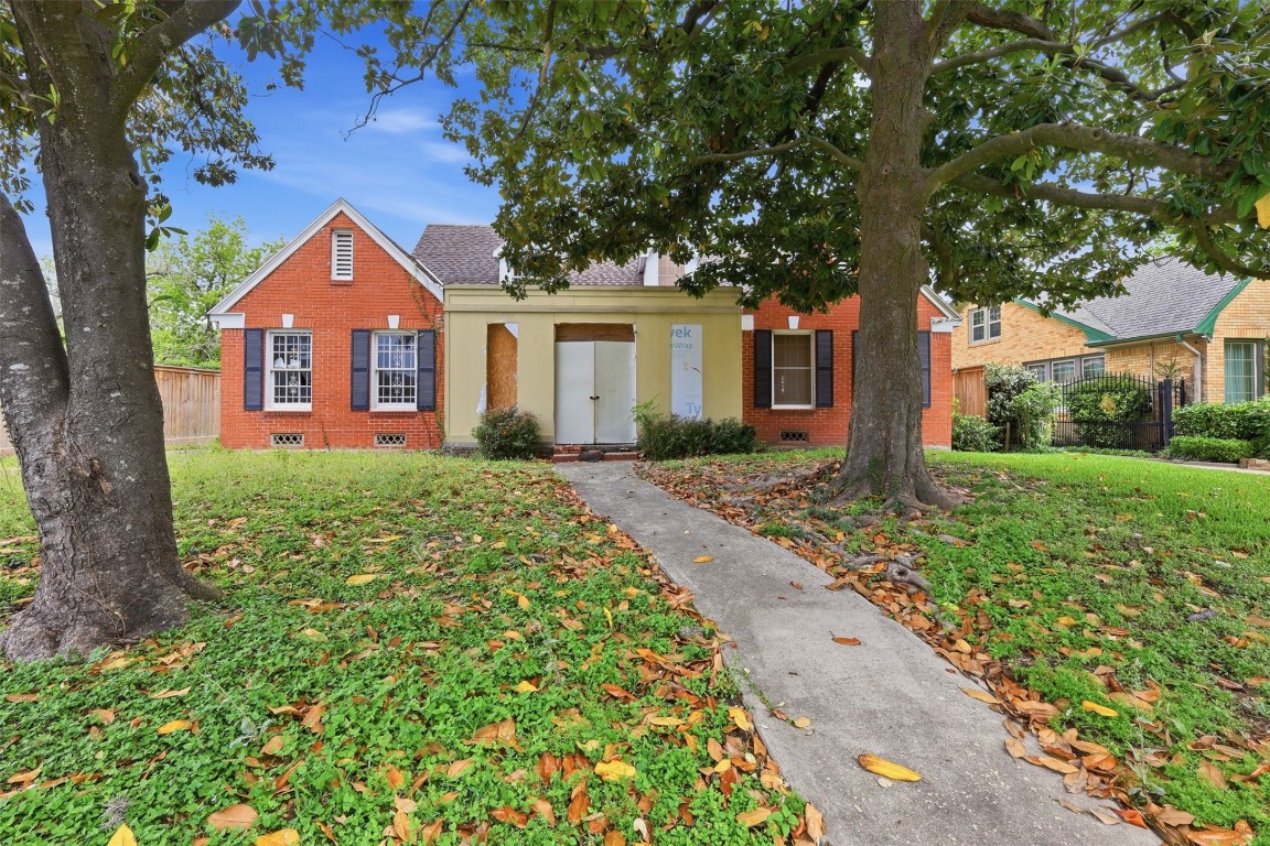 3327 Charleston Street Houston, TX 77021 - Photo 1 of 6 front view of a house with a yard