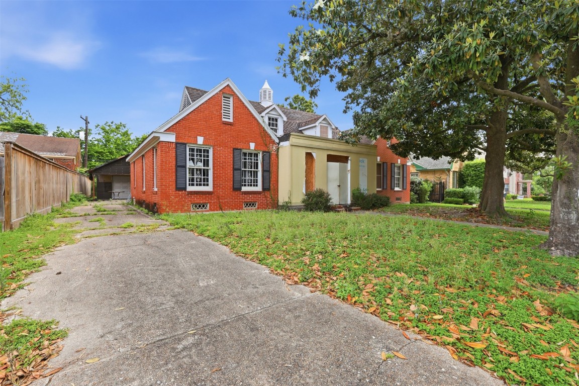 3327 Charleston Street Houston, TX 77021 - Photo 2 of 6 a front view of house with yard and green space