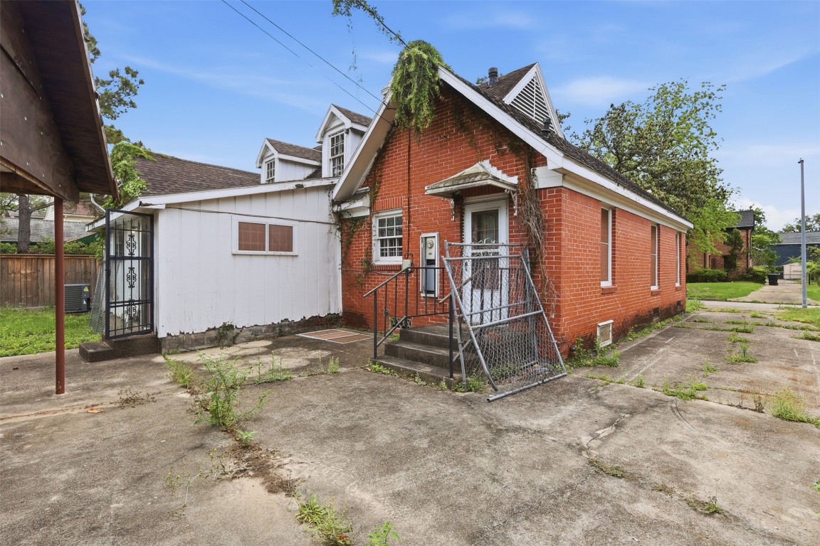 3327 Charleston Street Houston, TX 77021 - Photo 4 of 6 a view of a house