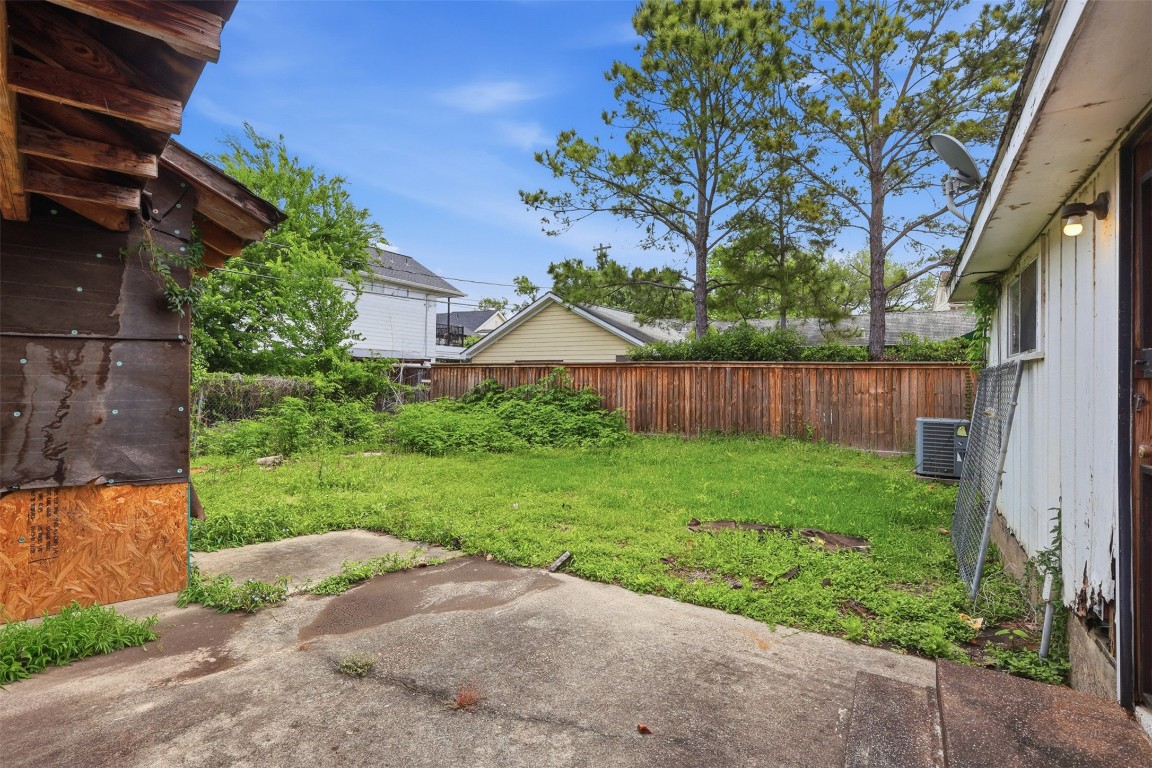 3327 Charleston Street Houston, TX 77021 - Photo 5 of 6 a view of a backyard with plants and a large tree