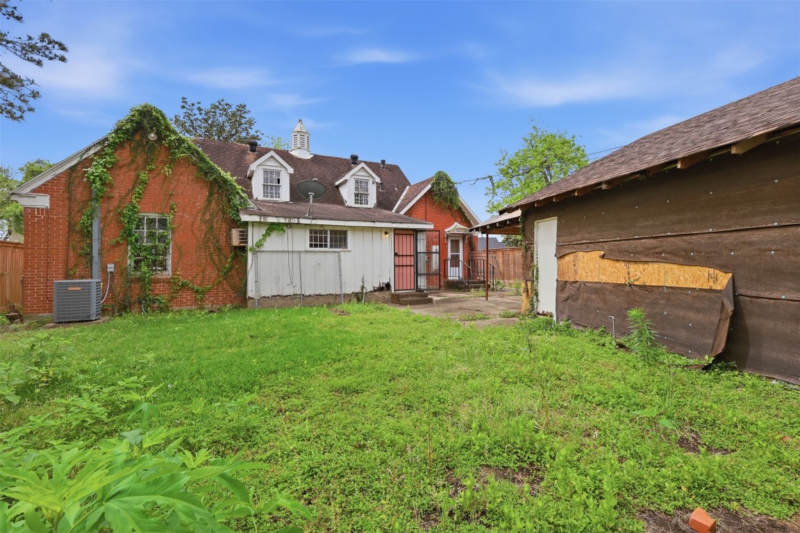 3327 Charleston Street Houston, TX 77021 - Photo 6 of 6 a front view of a house with garden