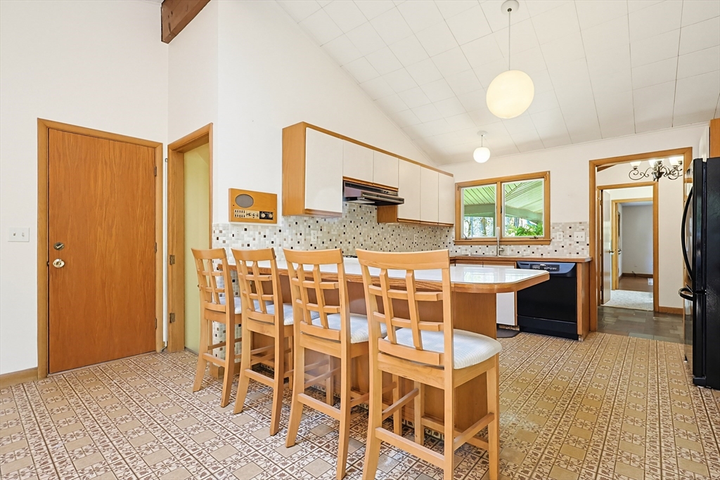 21 Daggett Road Attleboro, MA 02703 - Photo 9 of 39