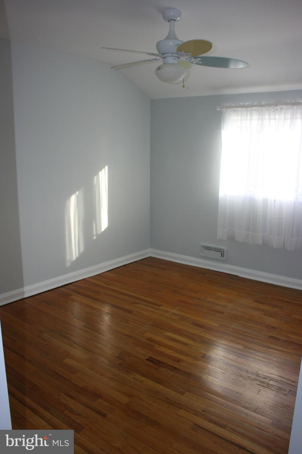 3011 Vulcan Road Baltimore, MD 21222 - Photo 10 of 23 Living Room