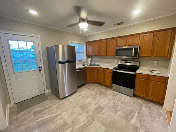 $1,895 | 805 20th Street, Plano, TX 75074