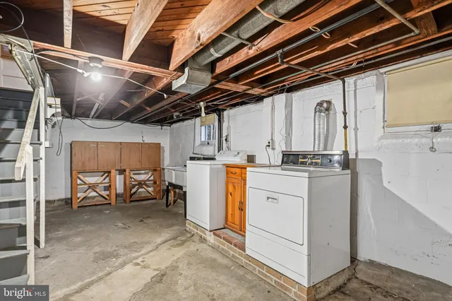 a view of an empty room with wooden roof