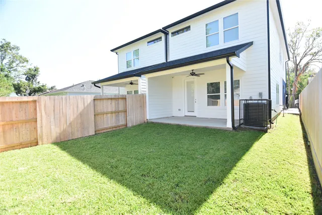 a view of yard with green space