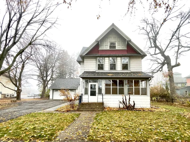 $2,100 | 2193 1st Street, White Bear Lake, MN 55110