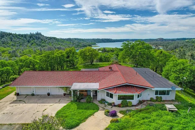 a view of a yard in front of house