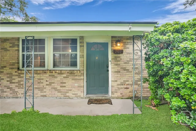 $299,900 | 202 Inglewood Drive, Savannah, GA 31406