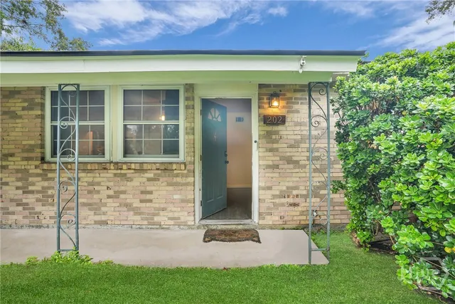 $299,900 | 202 Inglewood Drive, Savannah, GA 31406