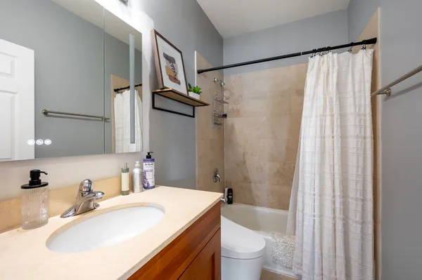 $3,200 | 4662 North Winthrop Avenue, Unit 3N, Chicago, IL 60640