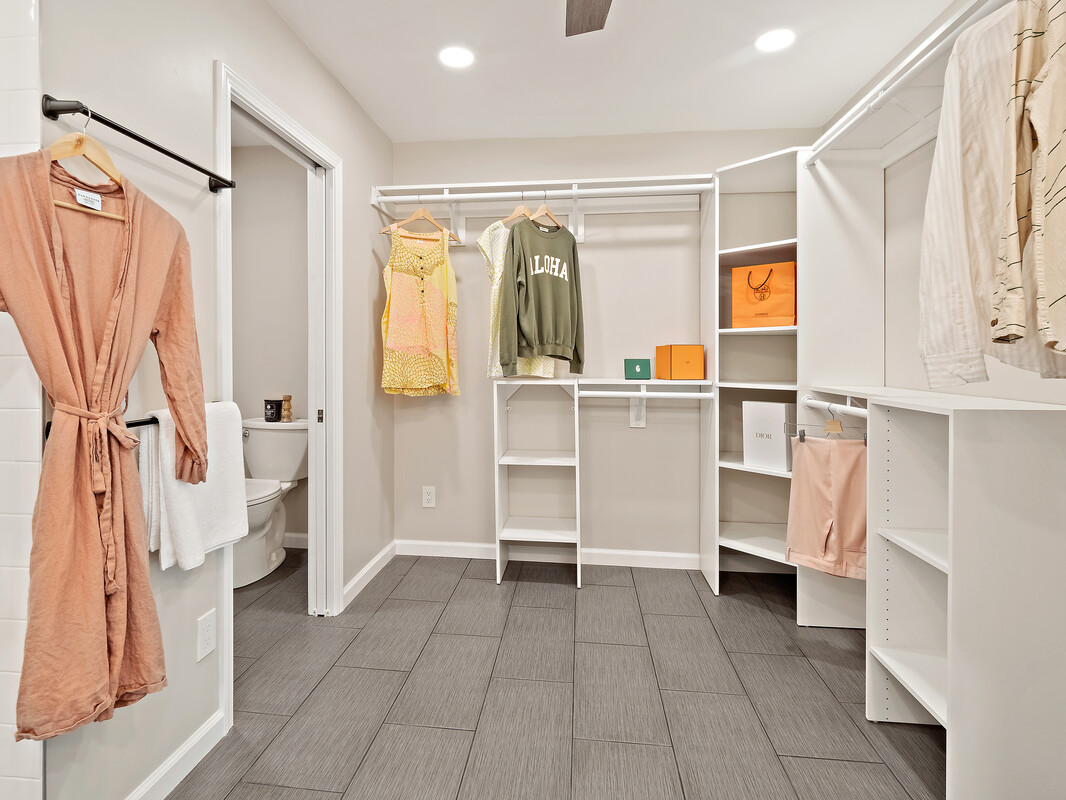 18-4050 North Oshiro Road Mountain View, HI 96771 - Photo 14 of 30 a view of walk in closet with window