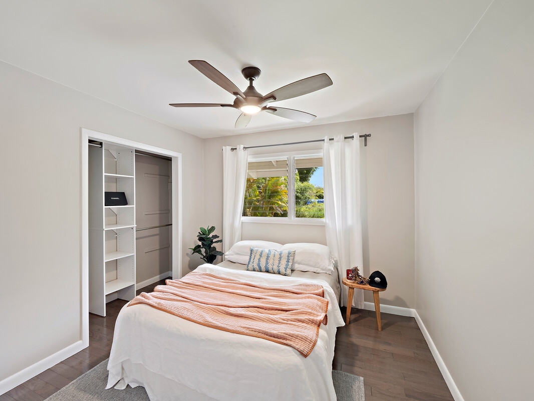 18-4050 North Oshiro Road Mountain View, HI 96771 - Photo 15 of 30 a bedroom with a bed and a window