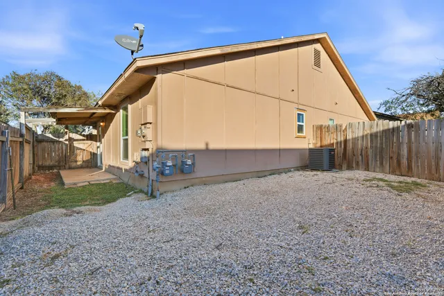 a view of a house with backyard and trees
