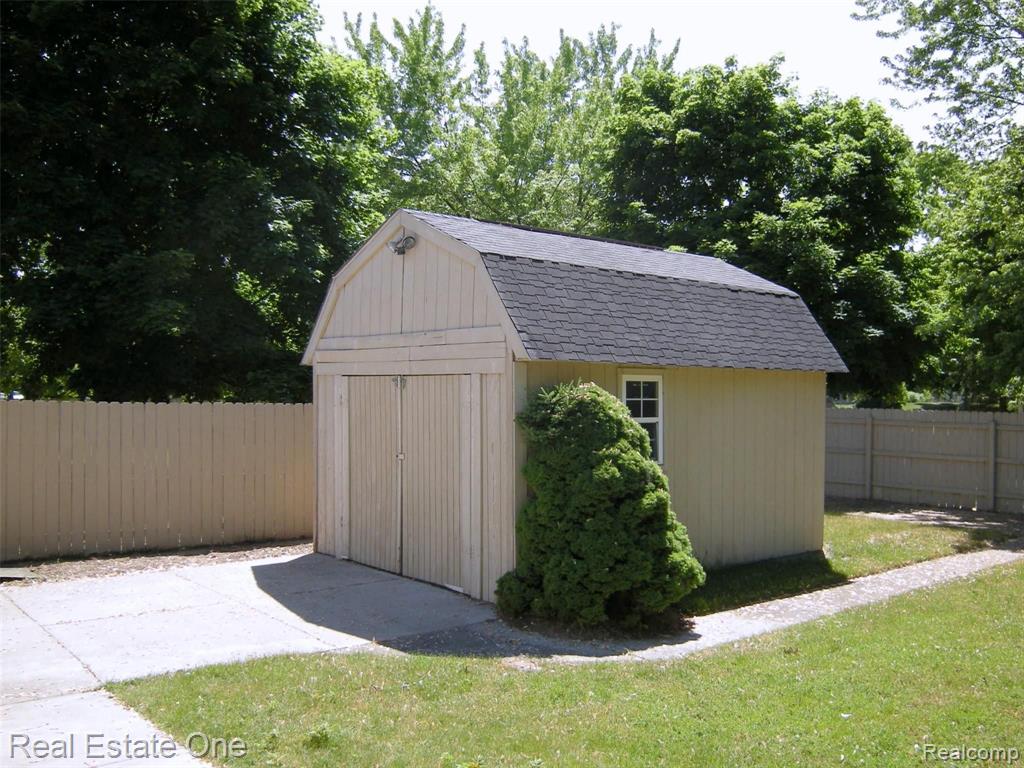 9415 Newburgh Road Livonia, MI 48150 - Photo 33 of 38