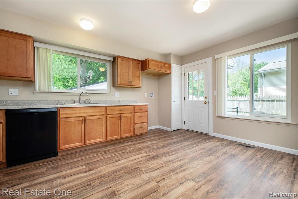 15718 Springhill Street Romulus, MI 48174 - Photo 7 of 29