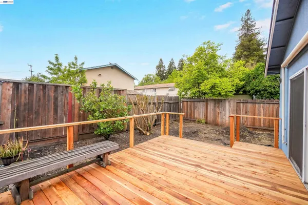 a view of a house with backyard and garden
