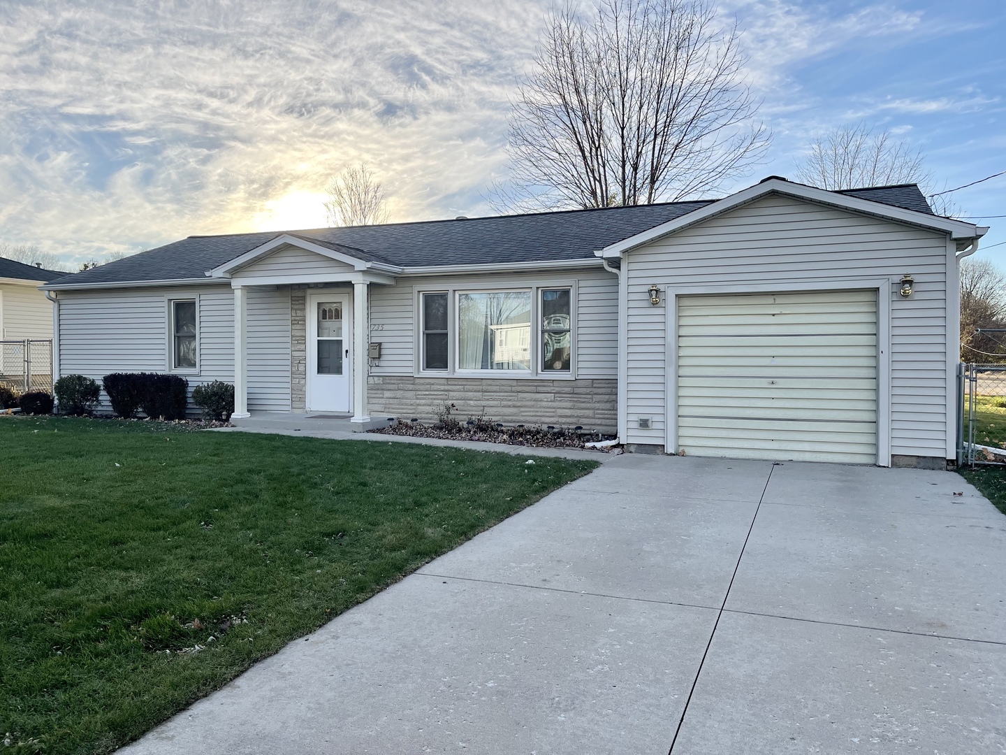 a view of a house with a yard