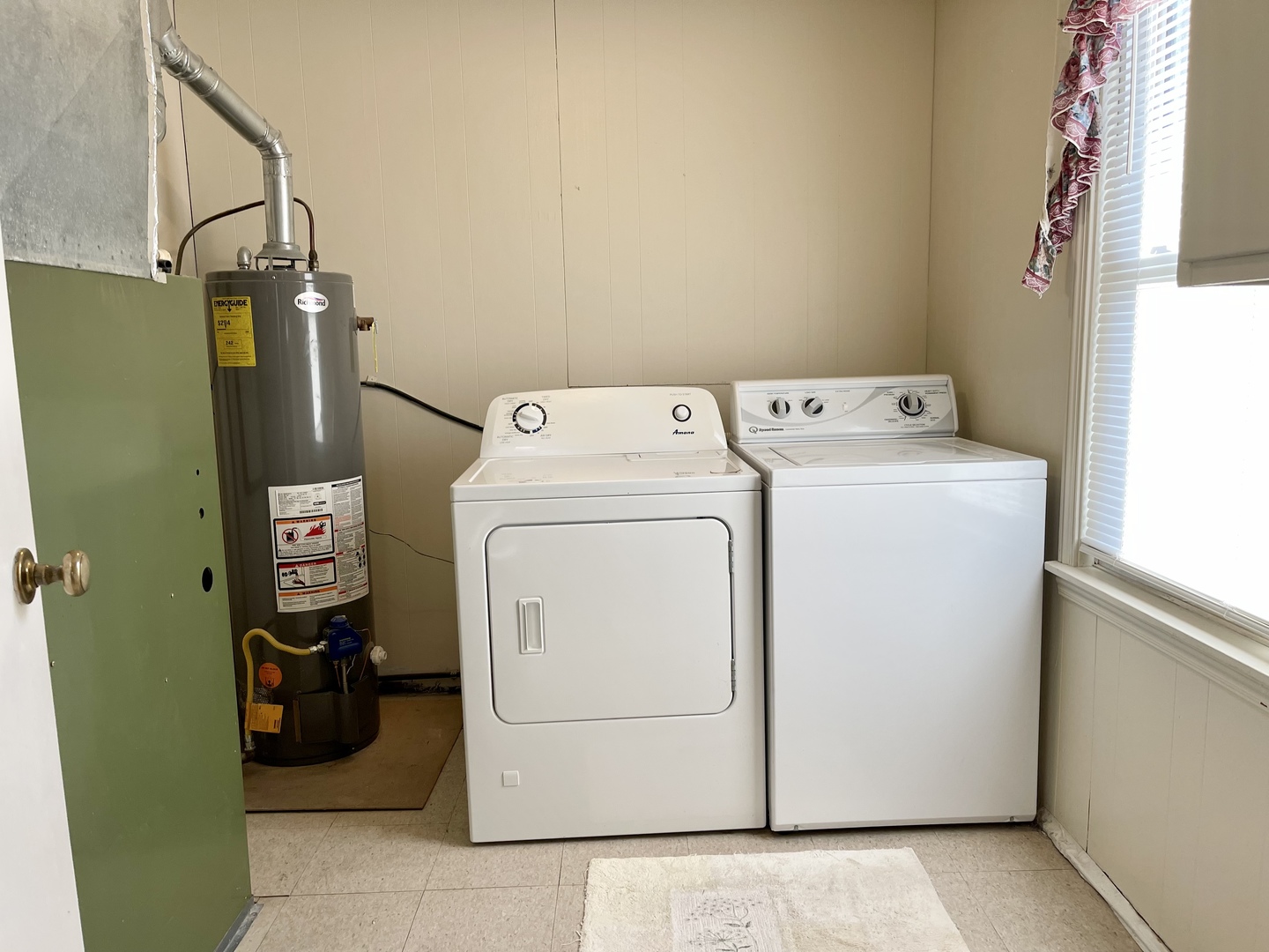 735 3rd Avenue Ottawa, IL 61350 - Photo 13 of 18 a utility room with dryer and washer