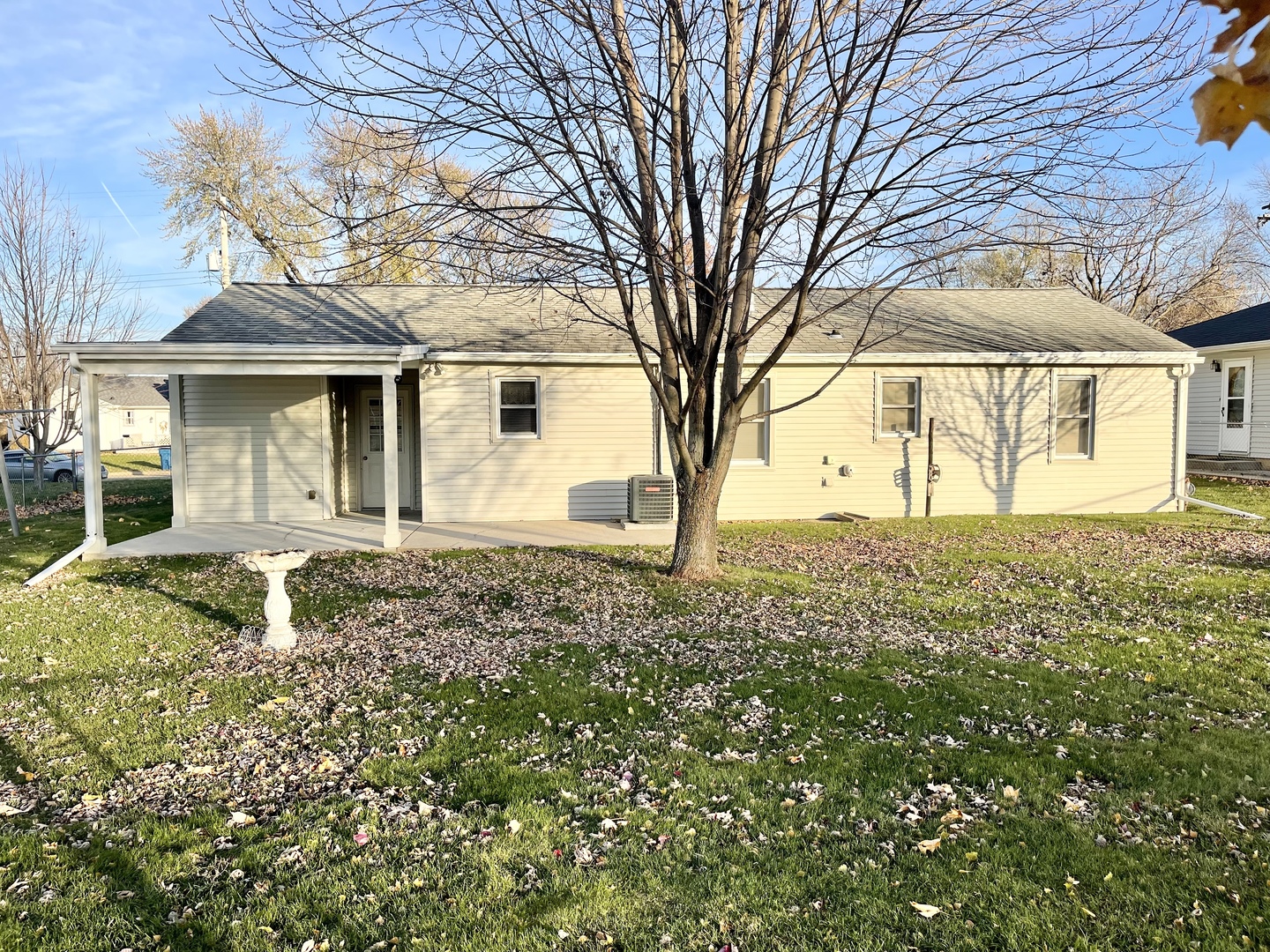 735 3rd Avenue Ottawa, IL 61350 - Photo 15 of 18 a front view of a house with a yard