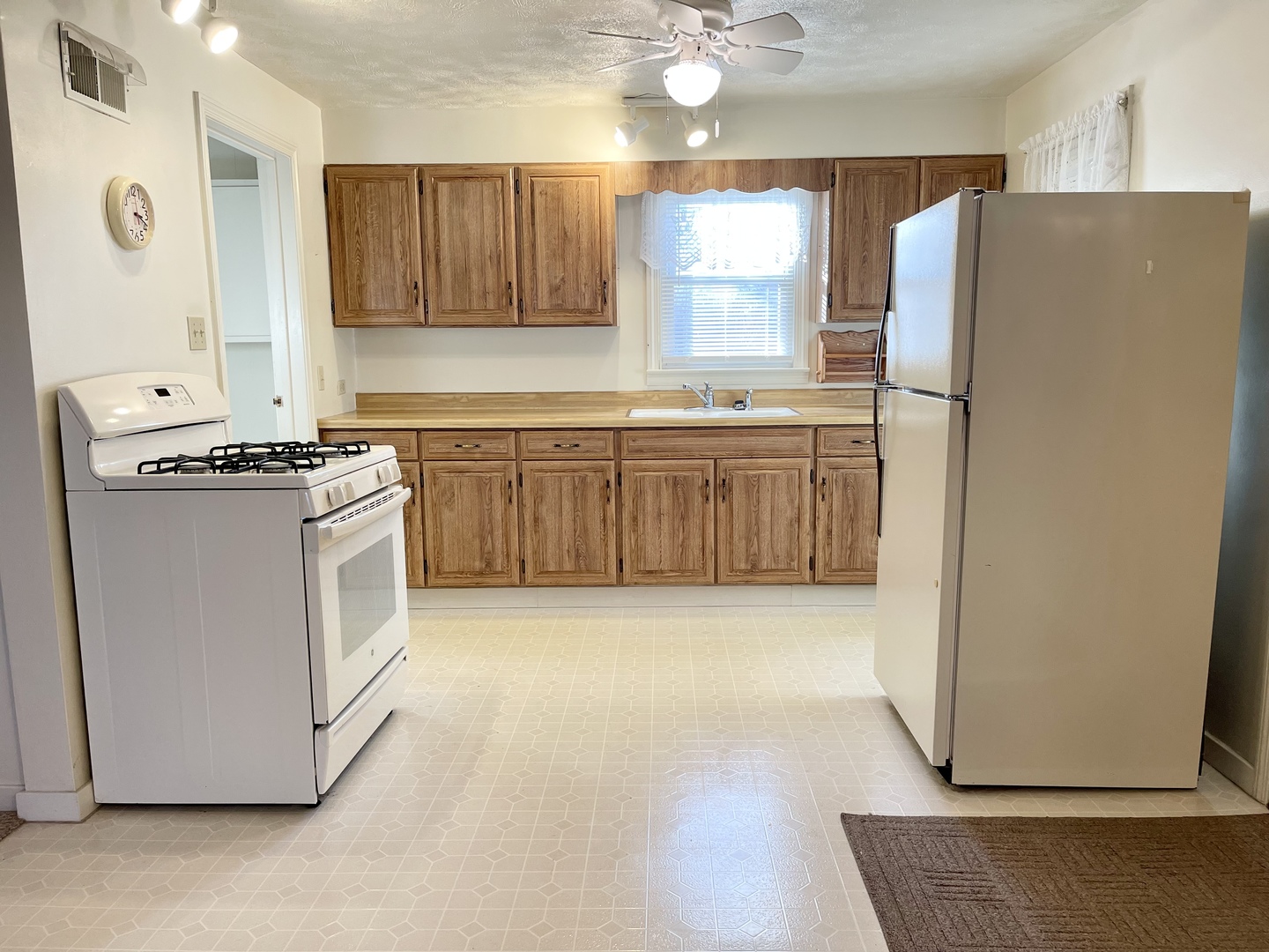 735 3rd Avenue Ottawa, IL 61350 - Photo 5 of 18 a kitchen with a stove a refrigerator and a sink