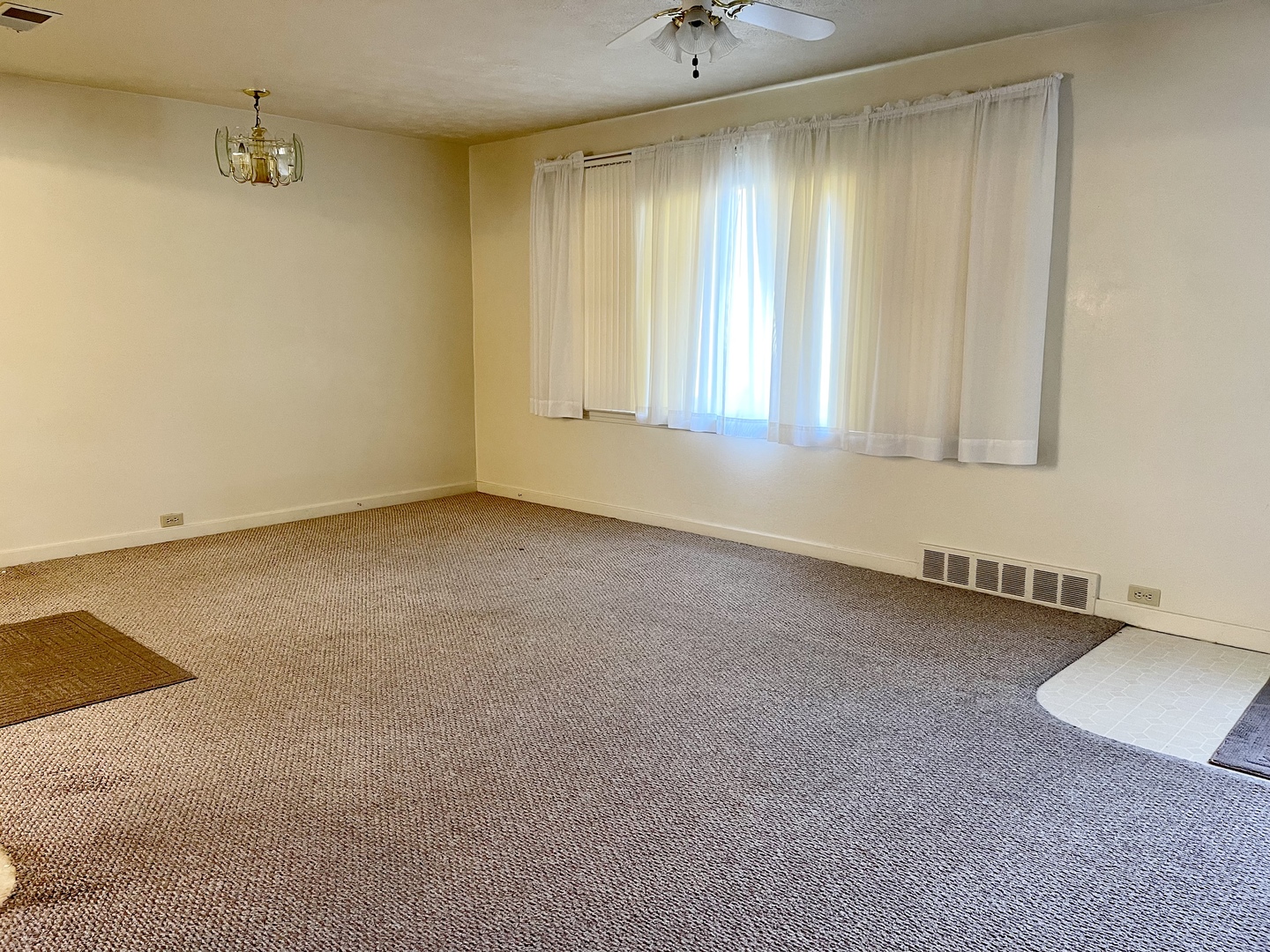 735 3rd Avenue Ottawa, IL 61350 - Photo 7 of 18 an empty room with windows