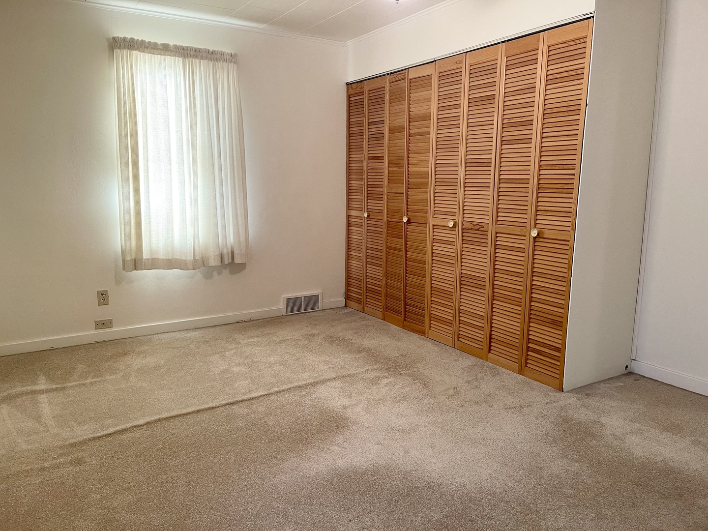 735 3rd Avenue Ottawa, IL 61350 - Photo 9 of 18 an empty room with windows