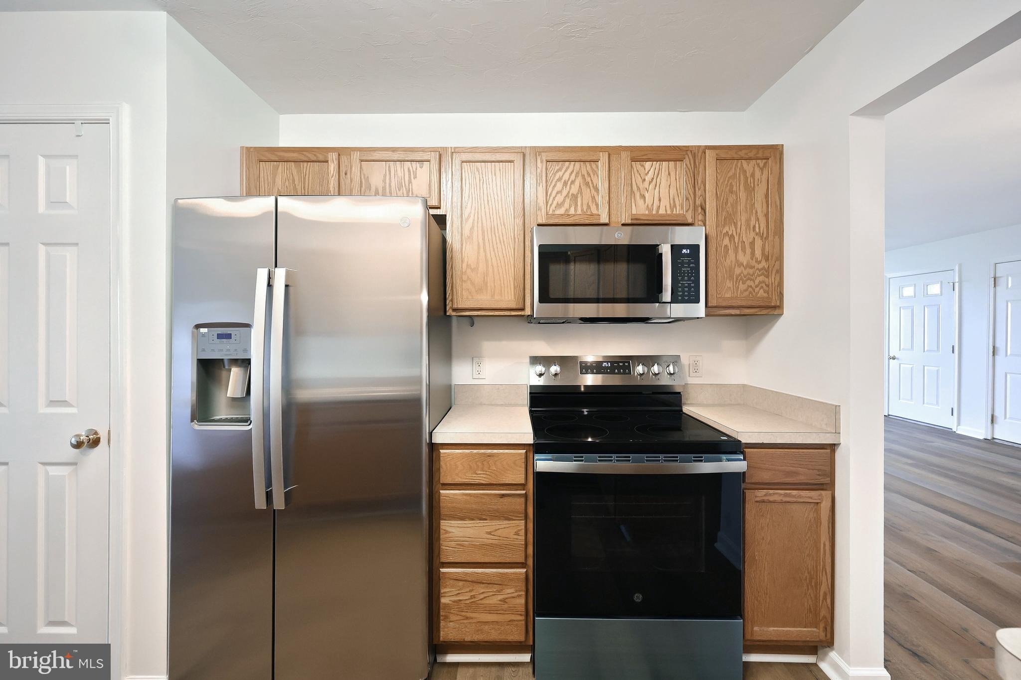 7220 Seneca Ridge Drive York, PA 17403 - Photo 17 of 51 a kitchen with a refrigerator stove and microwave