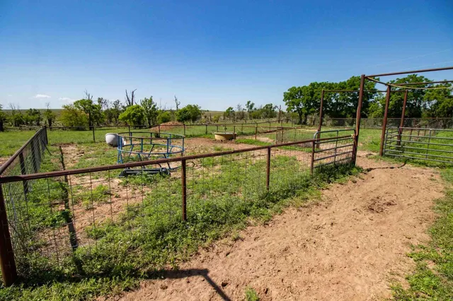 $950,000 | 8040 County Road 2, Mobeetie, TX 79061