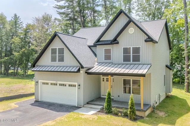 $669,900 | 233 Pinewood Avenue, Guilderland, NY 12303