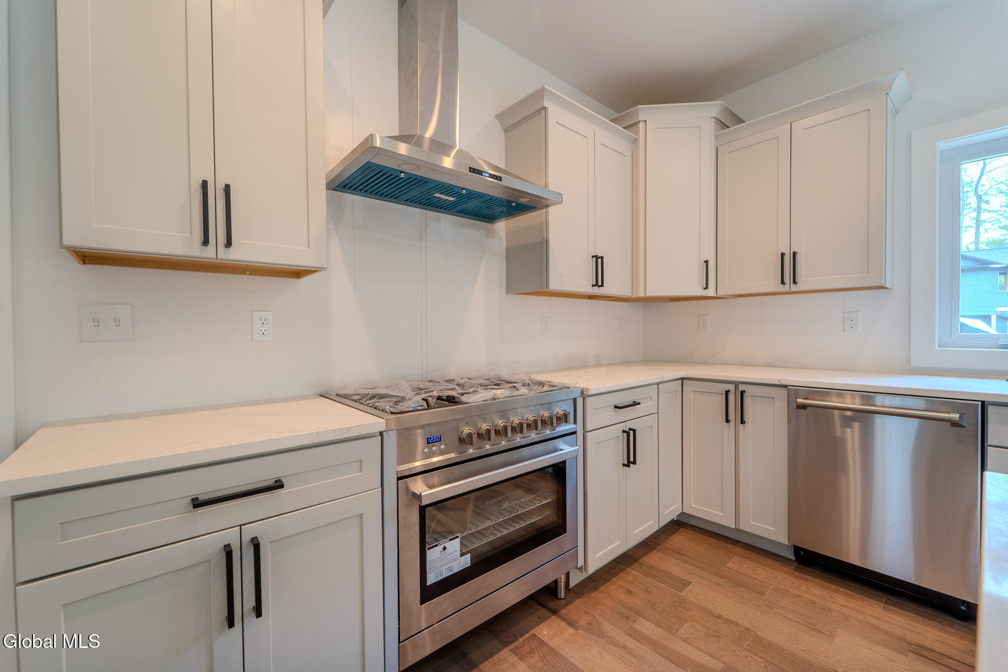 233 Pinewood Avenue Schenectady, NY 12303 - Photo 4 of 50 MIG00739-HDR