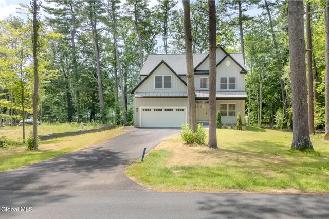 $669,900 | 233 Pinewood Avenue, Guilderland, NY 12303